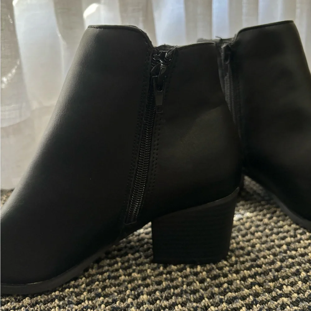Lulu’s Pointed toe ankle boot - Picture 3 of 5